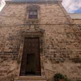 La facciata principale della chiesa si mostra con un aspetto molto semplice.  Sul portone in legno � impostato un timpano spezzato...